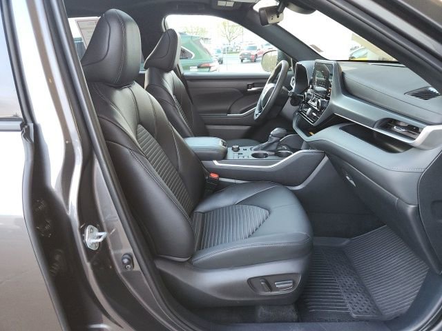 Used 2025 Toyota Highlander XSE image 29