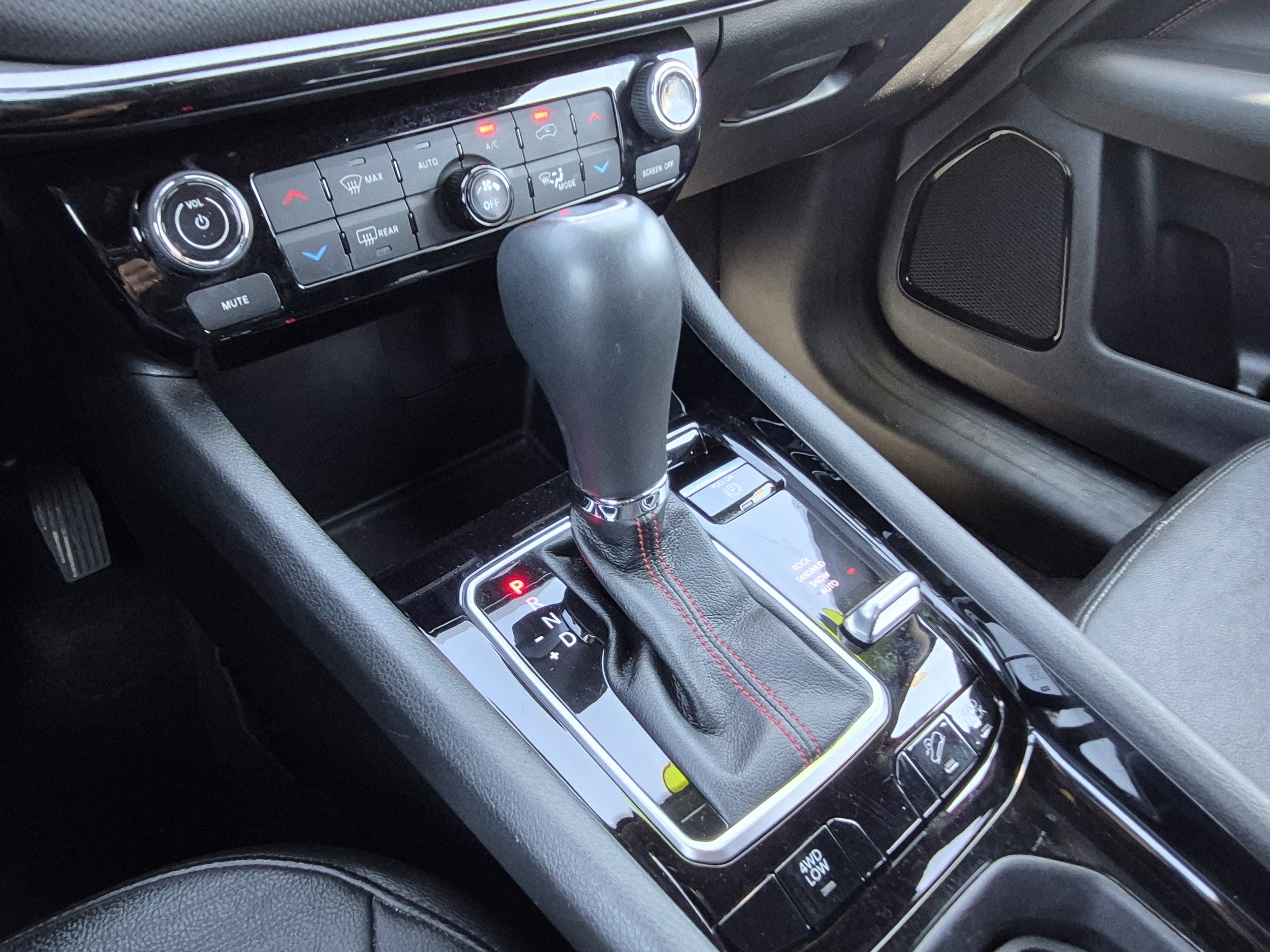 Used 2025 Jeep Compass Trailhawk AWD/4WD image 12