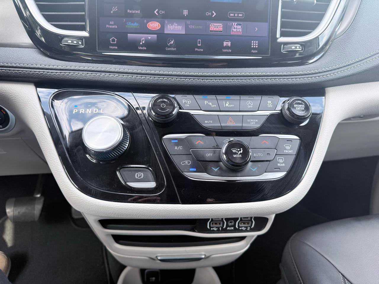 Used 2024 Chrysler Pacifica Touring-L image 12