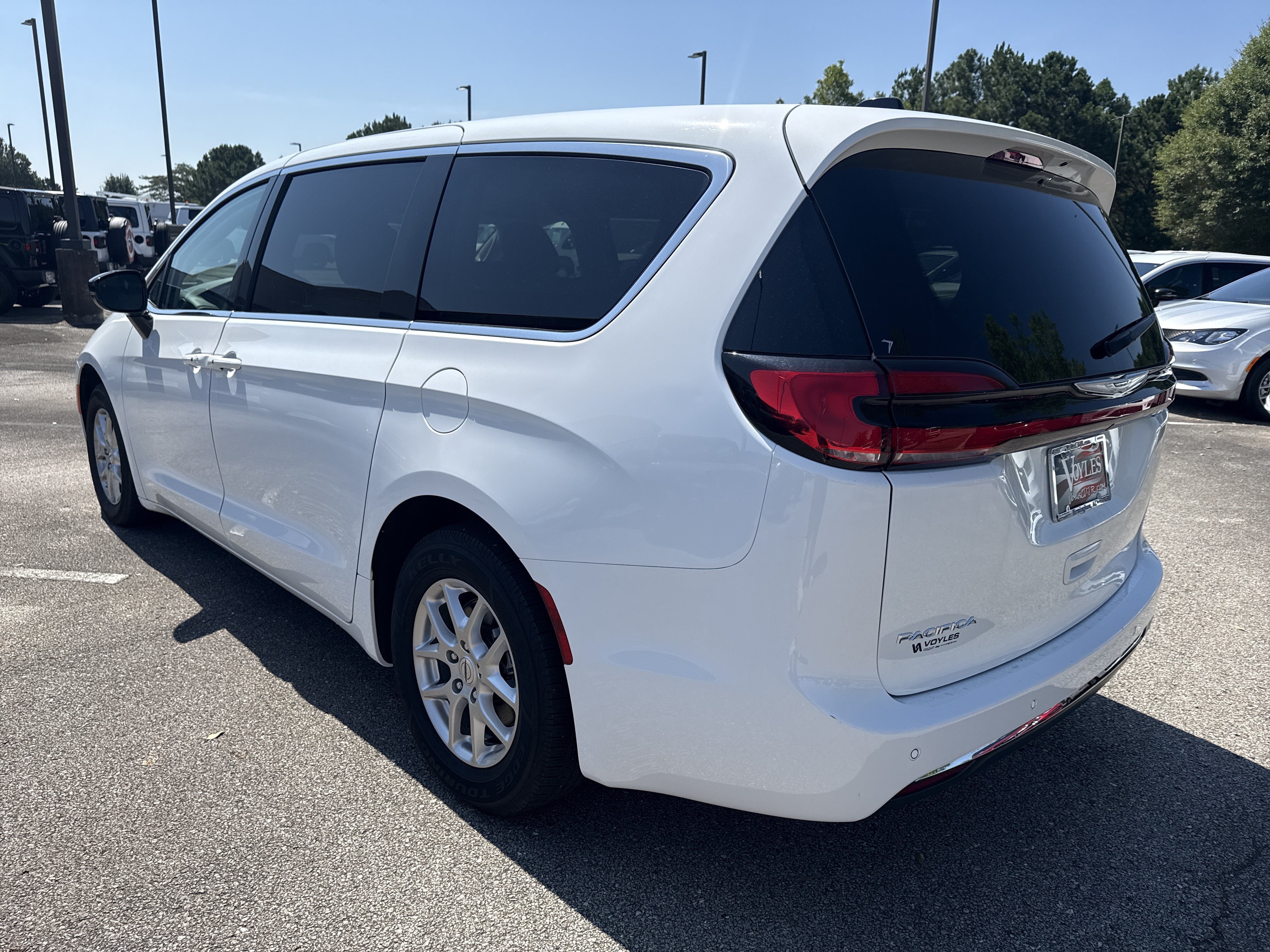 Used 2024 Chrysler Pacifica Touring-L FWD image 5