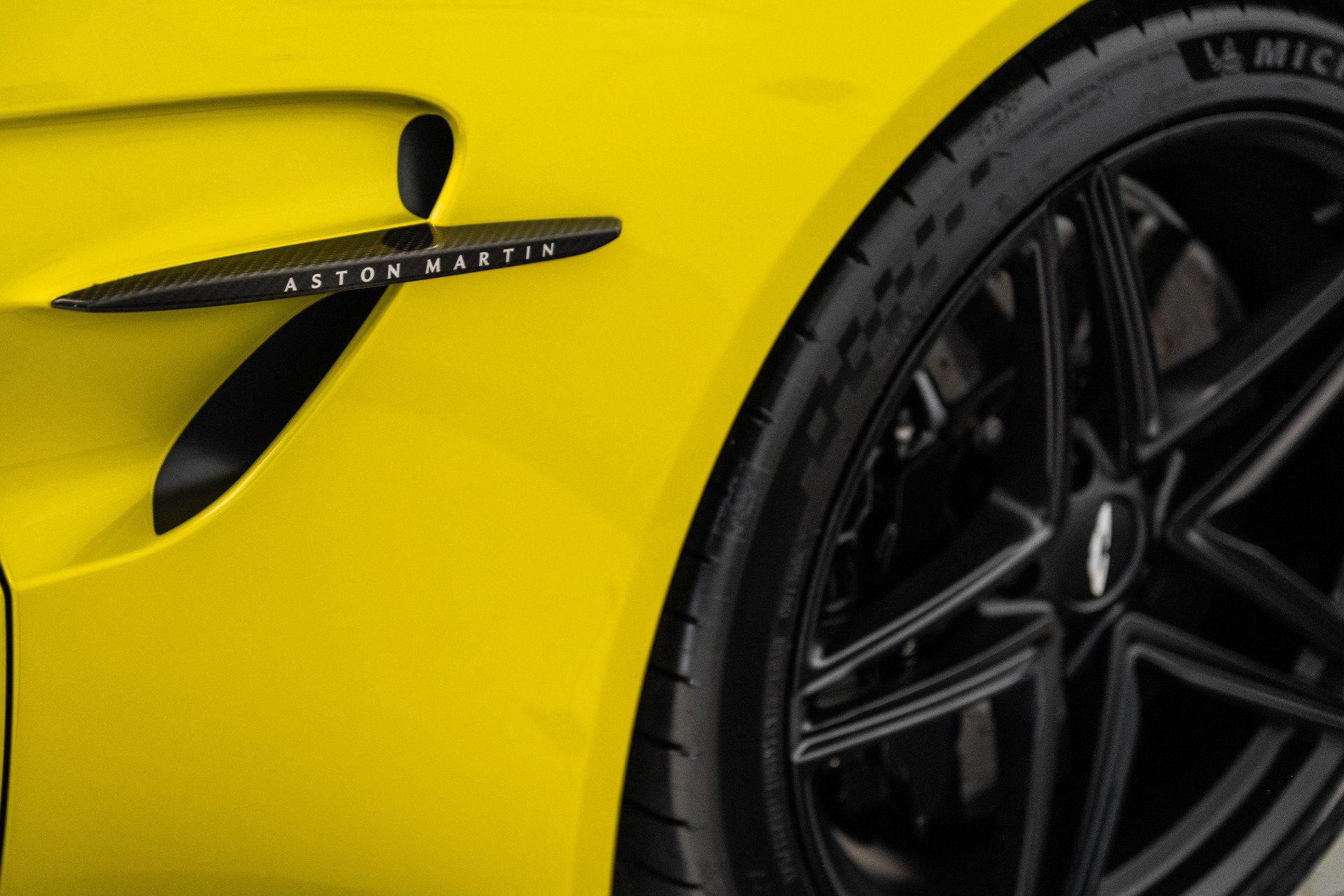 Used 2025 Aston Martin V8 Vantage Coupe image 9