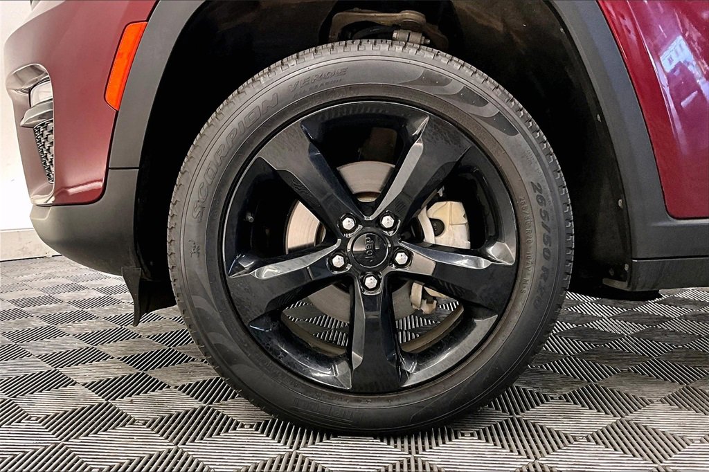 Used 2023 Jeep Grand Cherokee Limited w/ Black Appearance Package image 8