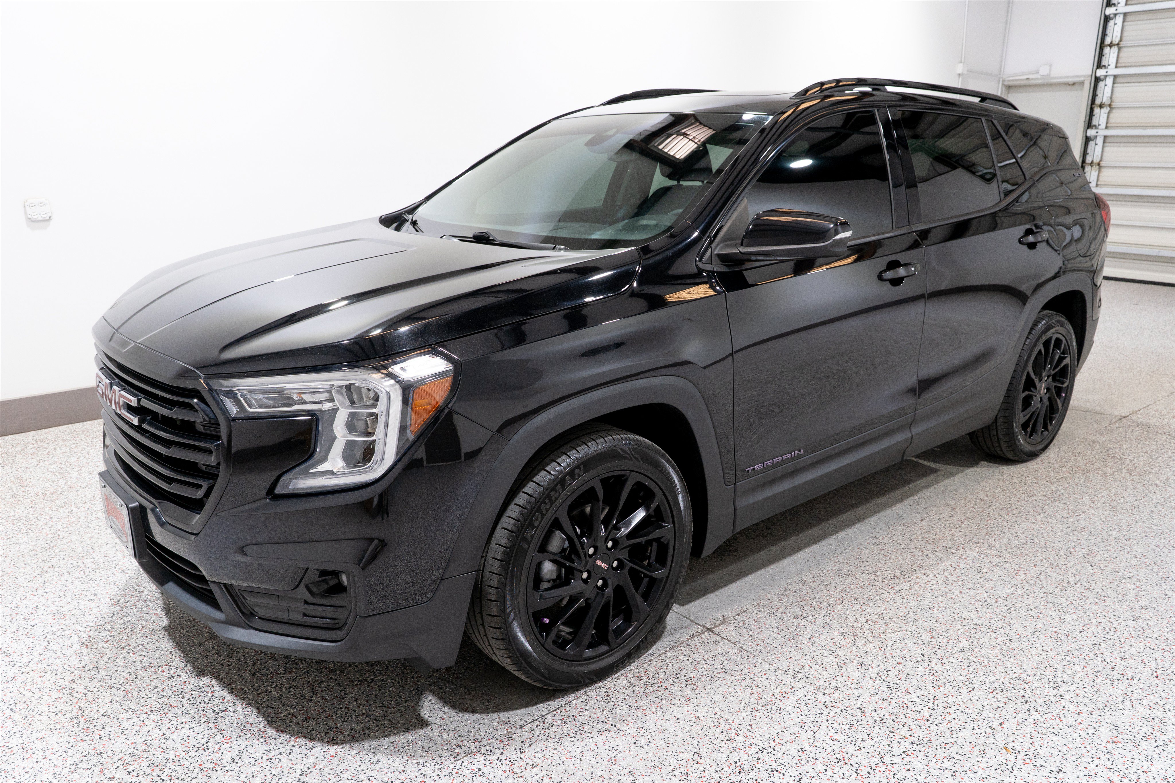 Used 2024 GMC Terrain SLT w/ Infotainment Package II FWD video 2