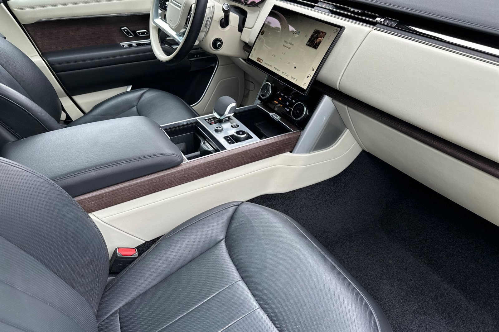 Used 2023 Land Rover Range Rover Long Wheelbase SE image 32