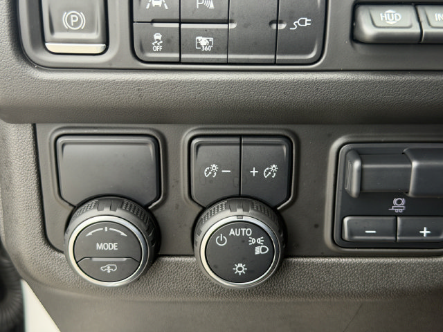 Used 2022 Chevrolet Suburban High Country RWD image 33