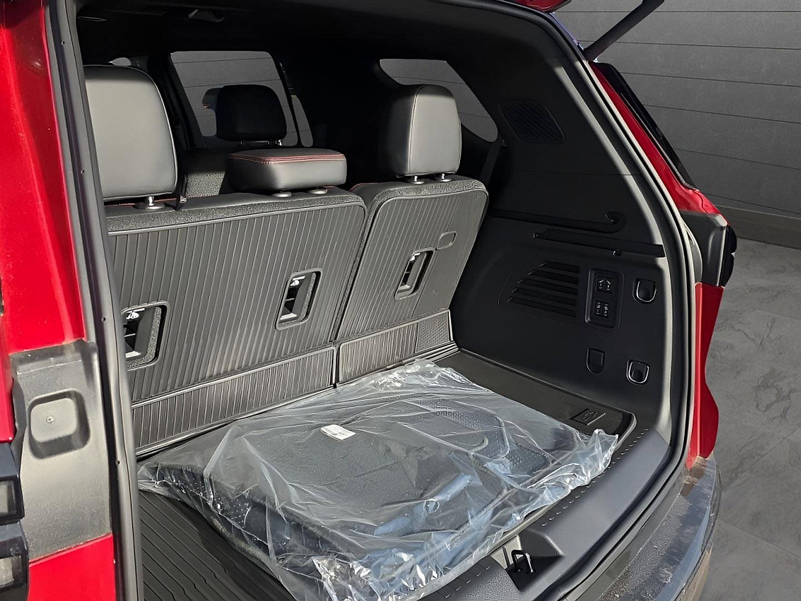 New 2026 Chevrolet Traverse RS w/ LPO, Floor Liner Package FWD image 11