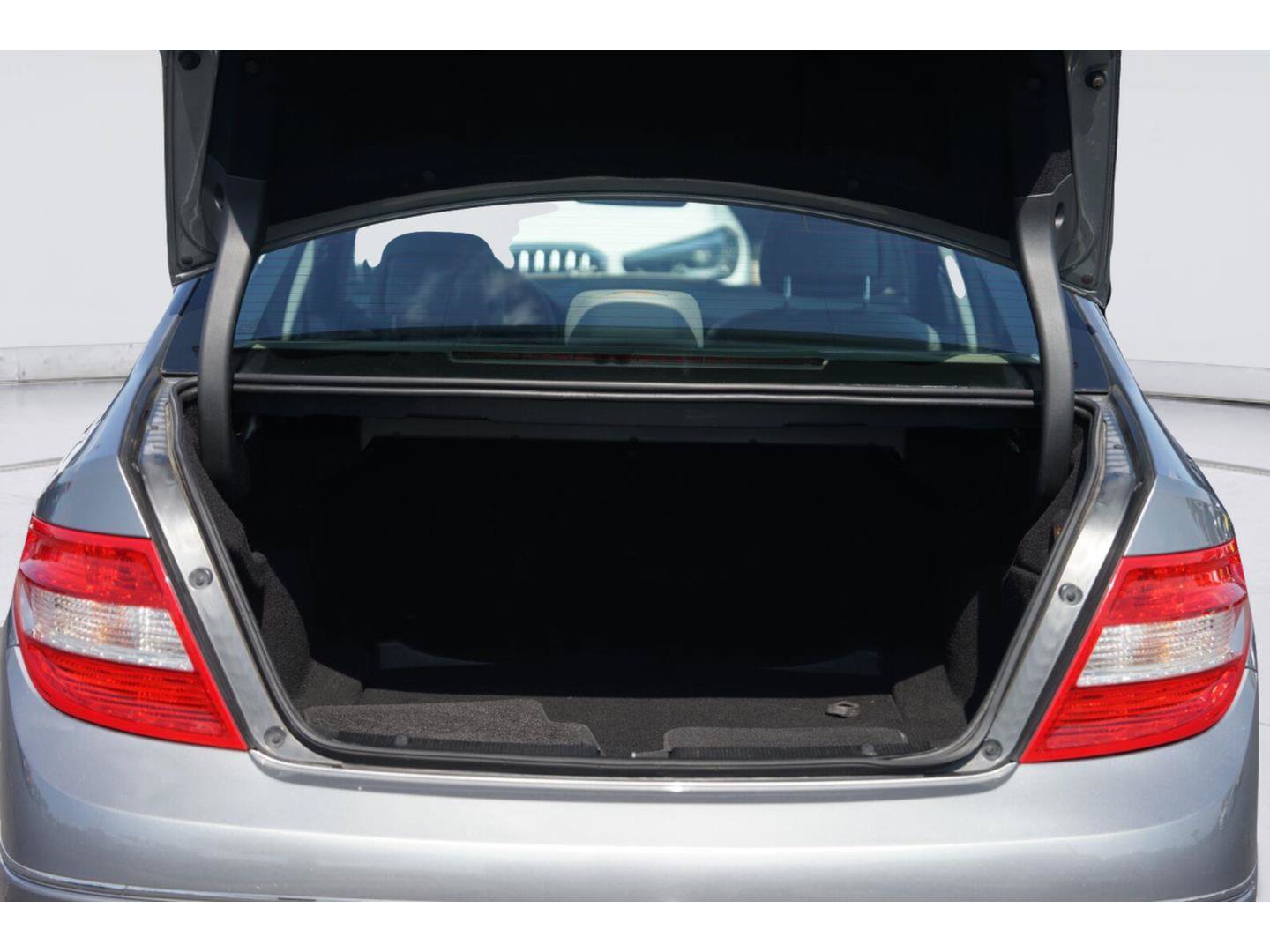 Used 2008 Mercedes-Benz C 300 Sedan image 32