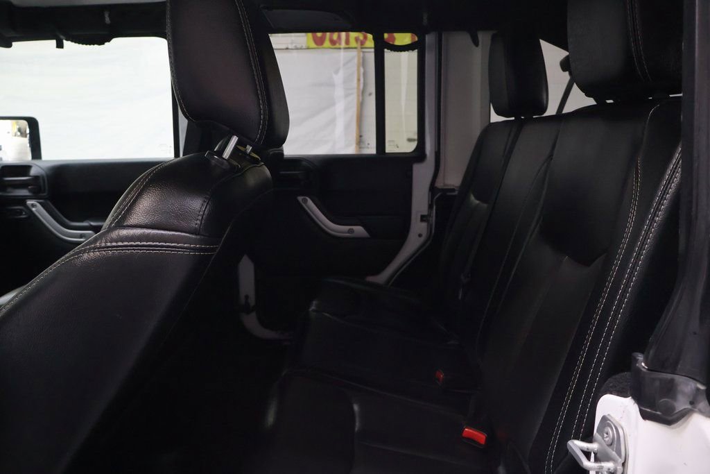 Used 2018 Jeep Wrangler Unlimited Sahara w/ Connectivity Group image 14