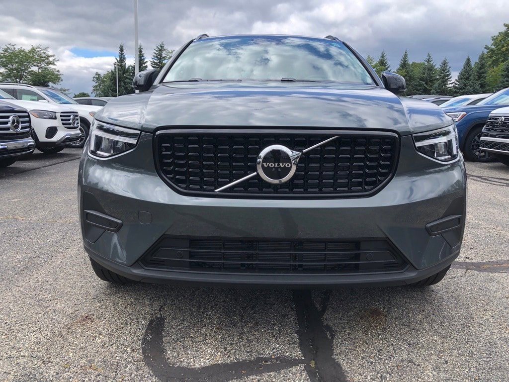 New 2026 Volvo XC40 B5 Core w/ Protection Package Premier AWD/4WD image 2