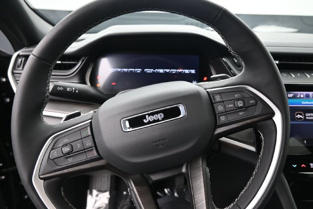 Used 2026 Jeep Grand Cherokee Limited AWD/4WD image 11