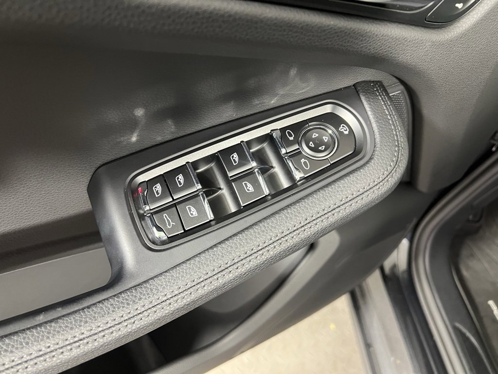 Used 2025 Porsche Macan image 28