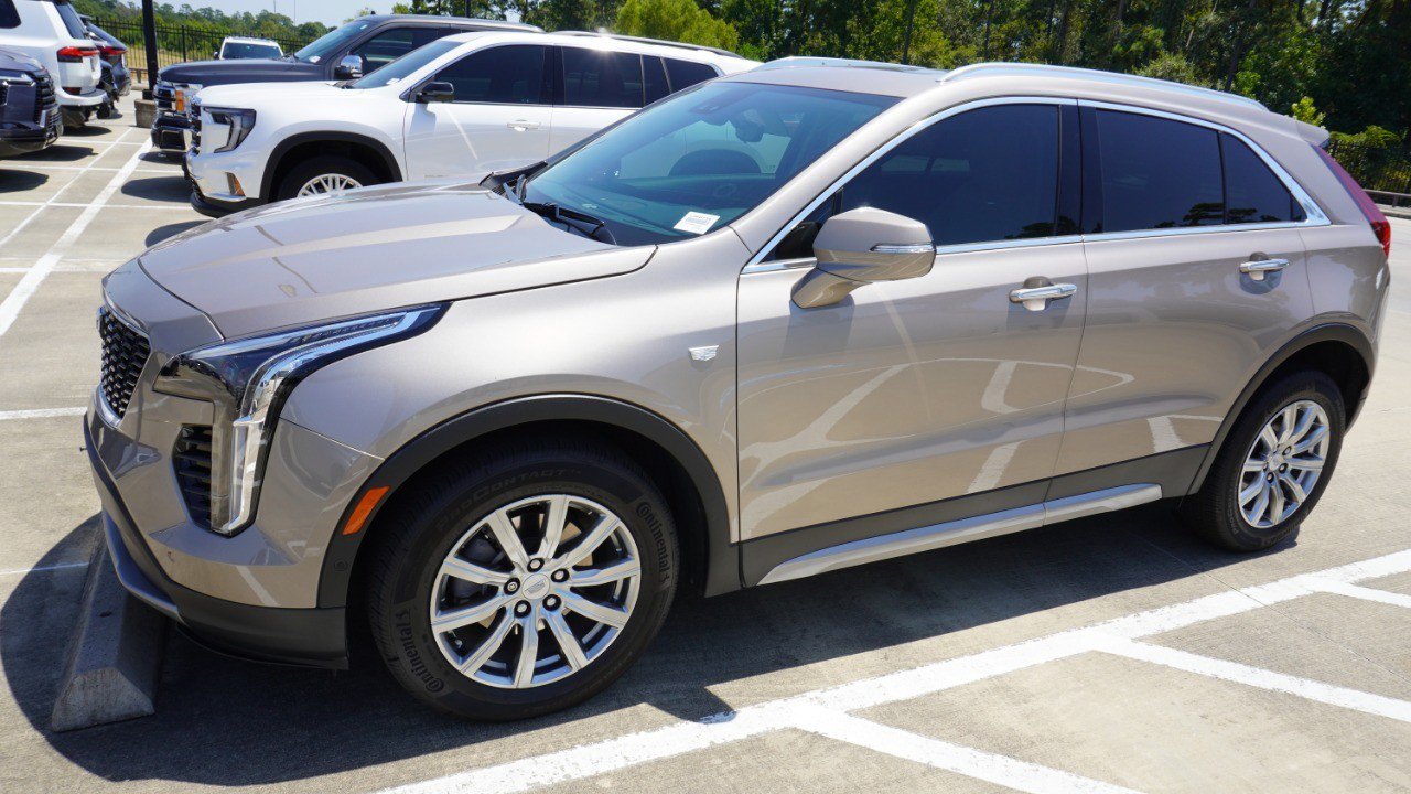 Used 2022 Cadillac XT4 Premium Luxury w/ Enhanced Visibility Package FWD image 5