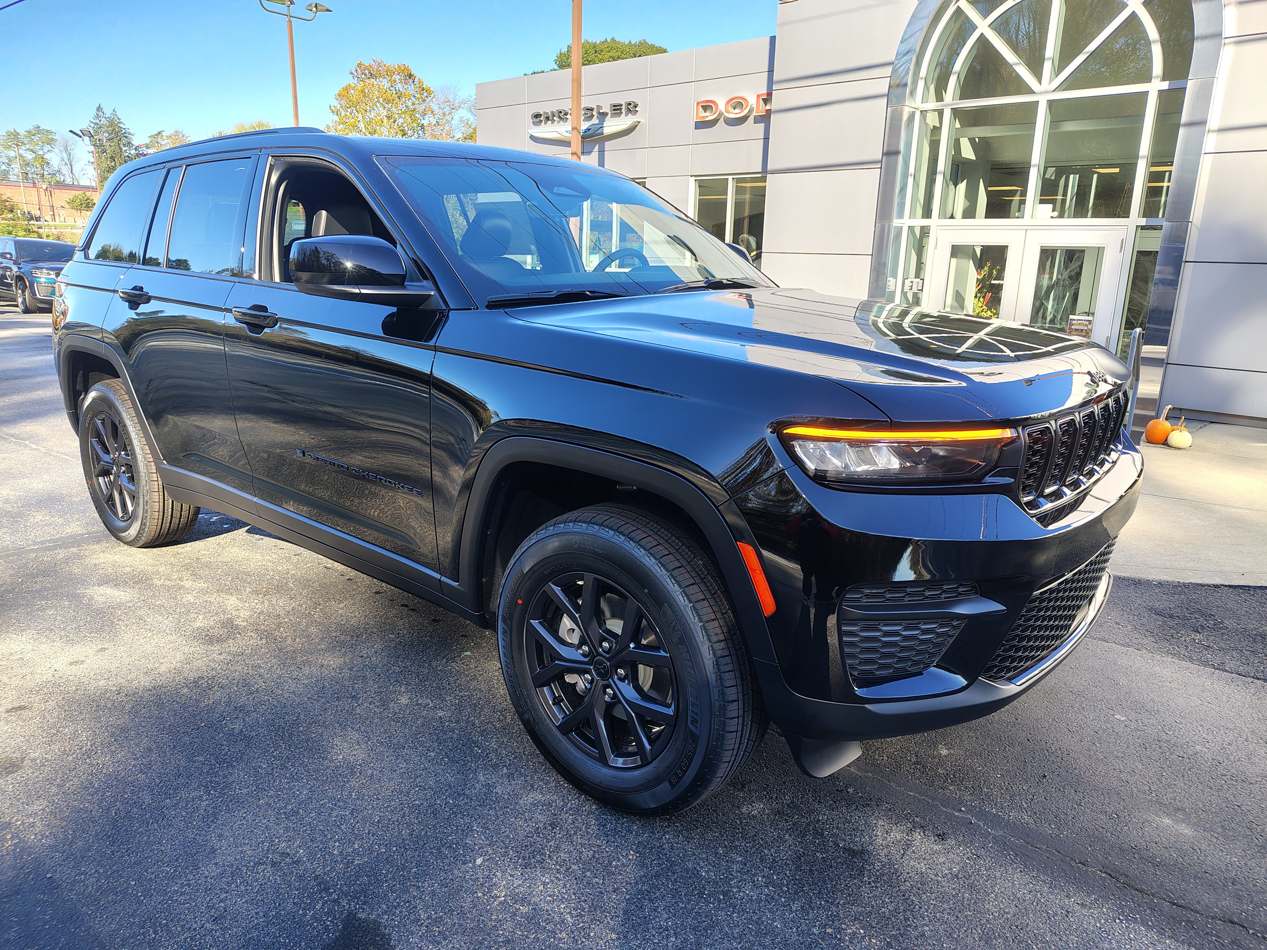 New 2027 Jeep Grand Cherokee Laredo X AWD/4WD image 2