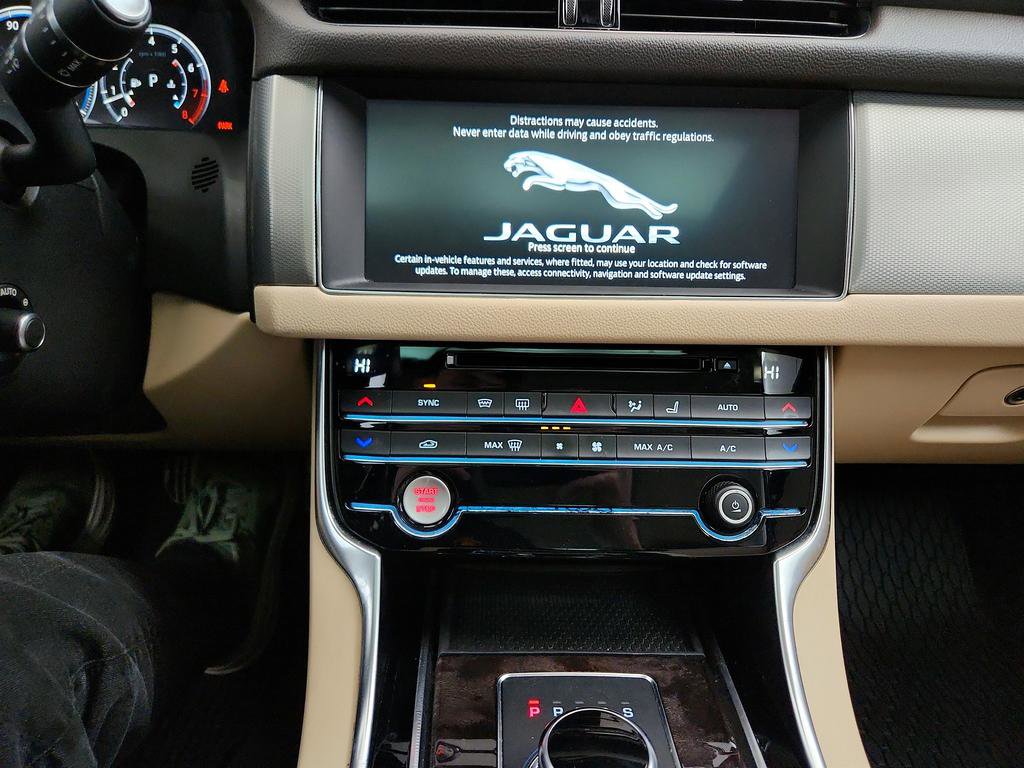 Used 2020 Jaguar XF Prestige image 20