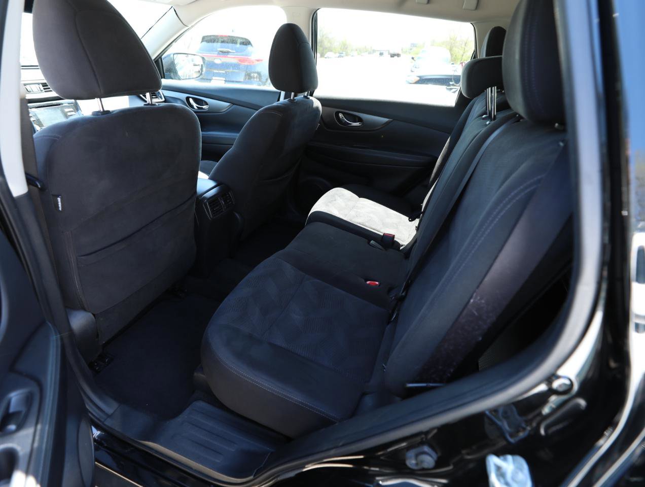 Used 2015 Nissan Rogue SV image 12