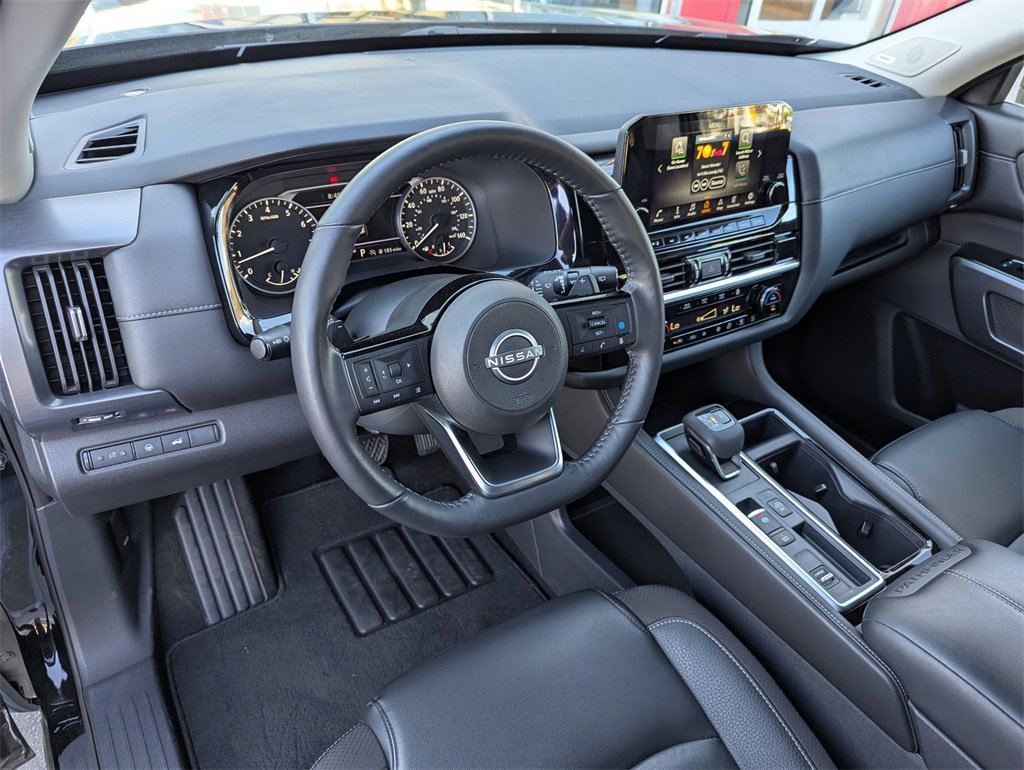 Used 2024 Nissan Pathfinder SL w/ SL Premium Package image 2