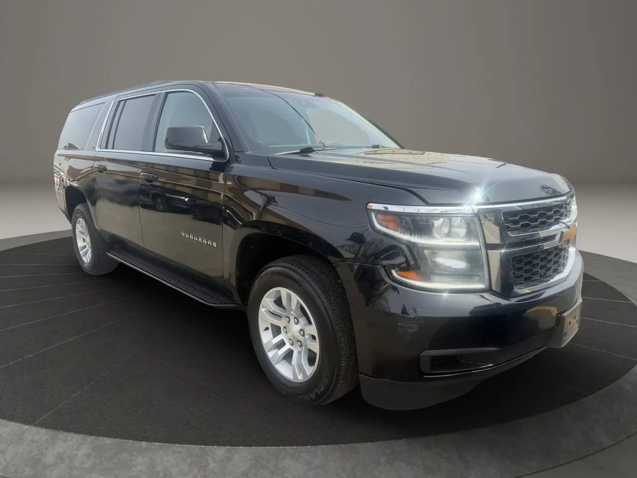 Used 2018 Chevrolet Suburban LT image 3