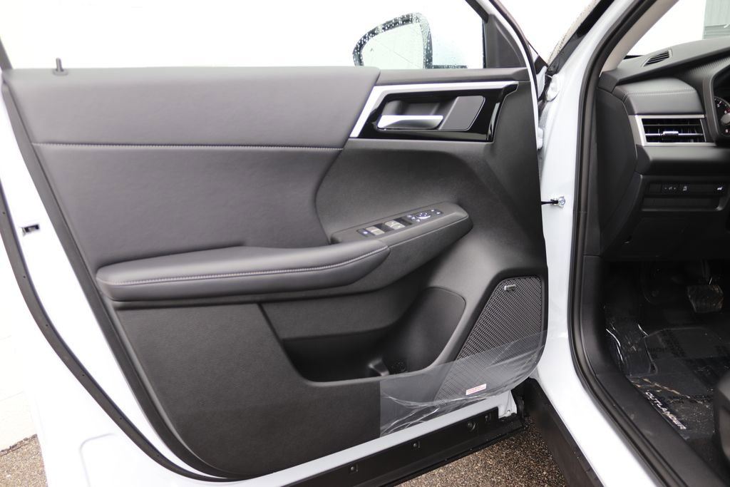 New 2026 Mitsubishi Outlander SE image 5