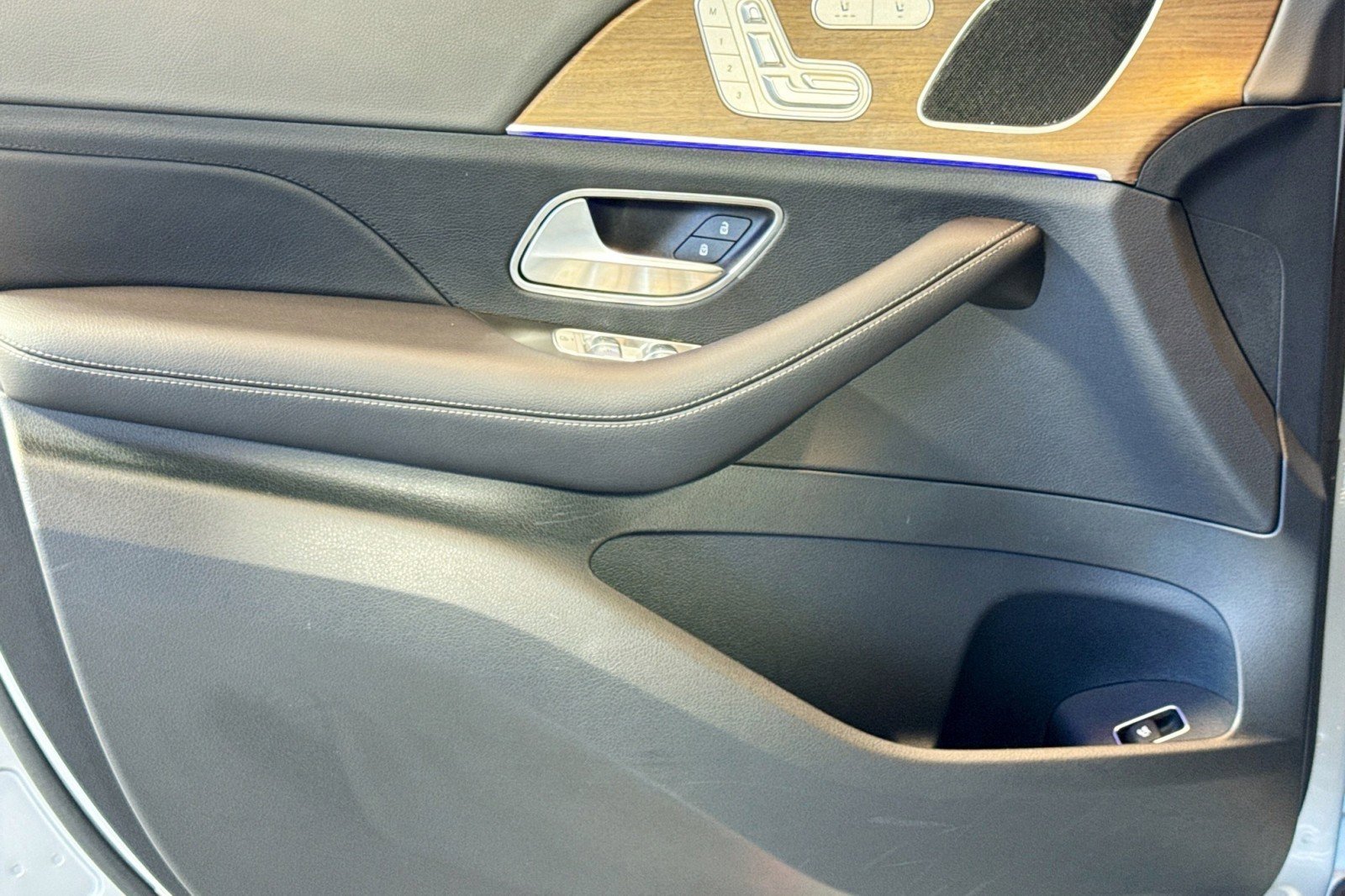 Certified 2025 Mercedes-Benz GLE 350 4MATIC w/ Winter Package image 17