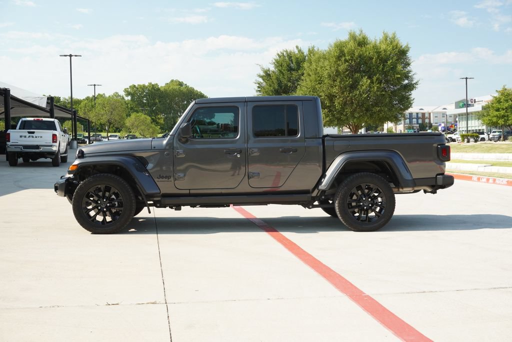 Used 2025 Jeep Gladiator Sport AWD/4WD image 2
