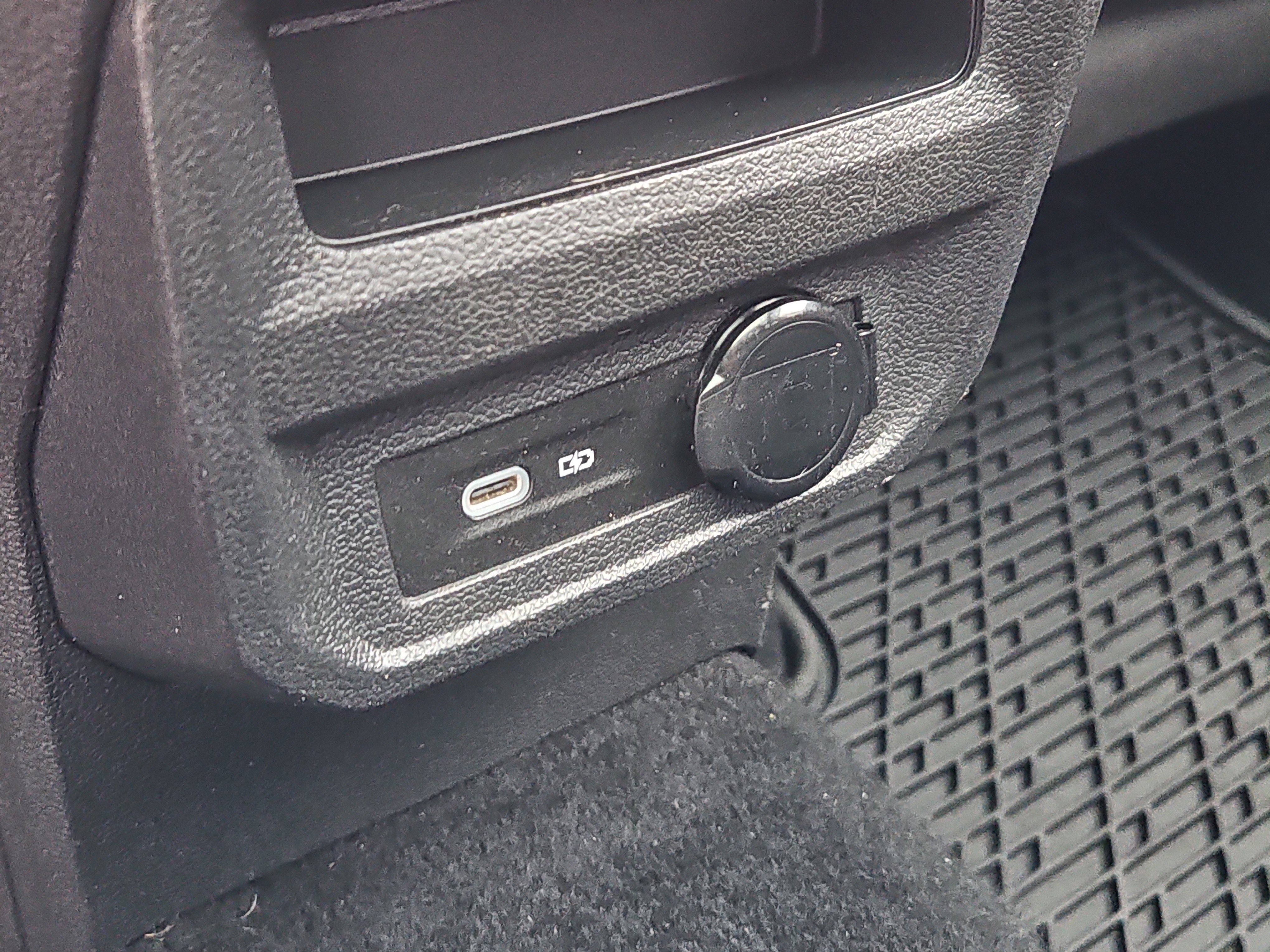 Certified 2021 Volkswagen Tiguan SE w/ Panoramic Sunroof Package image 13