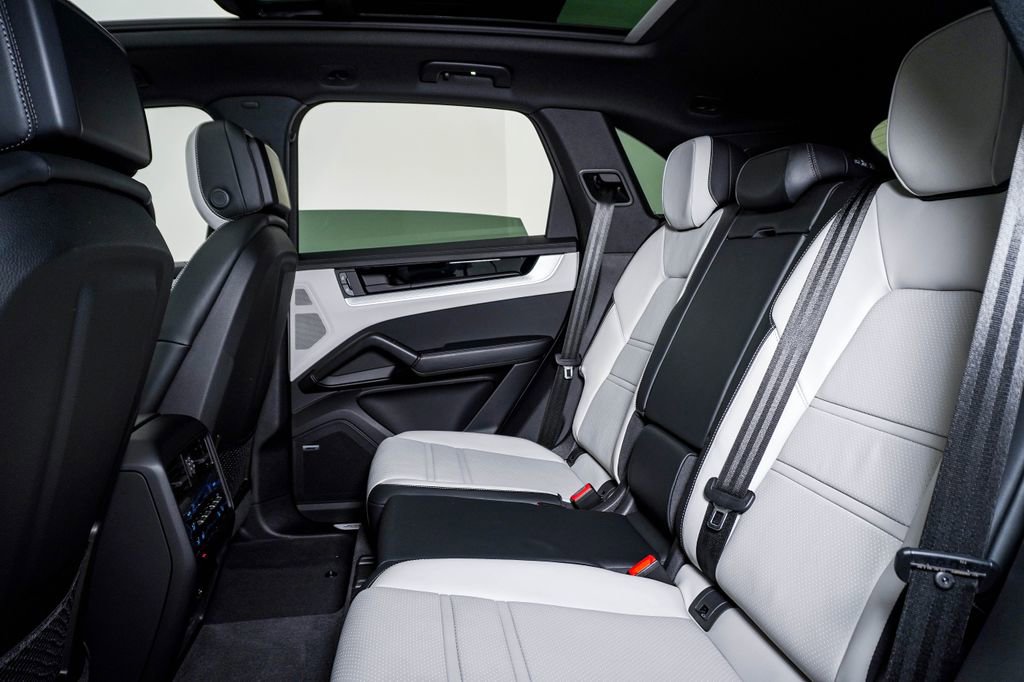 Certified 2025 Porsche Cayenne image 16