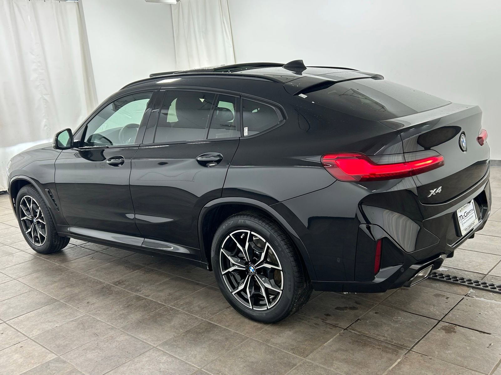 Used 2025 BMW X4 xDrive30i w/ M Sport Package AWD/4WD image 3