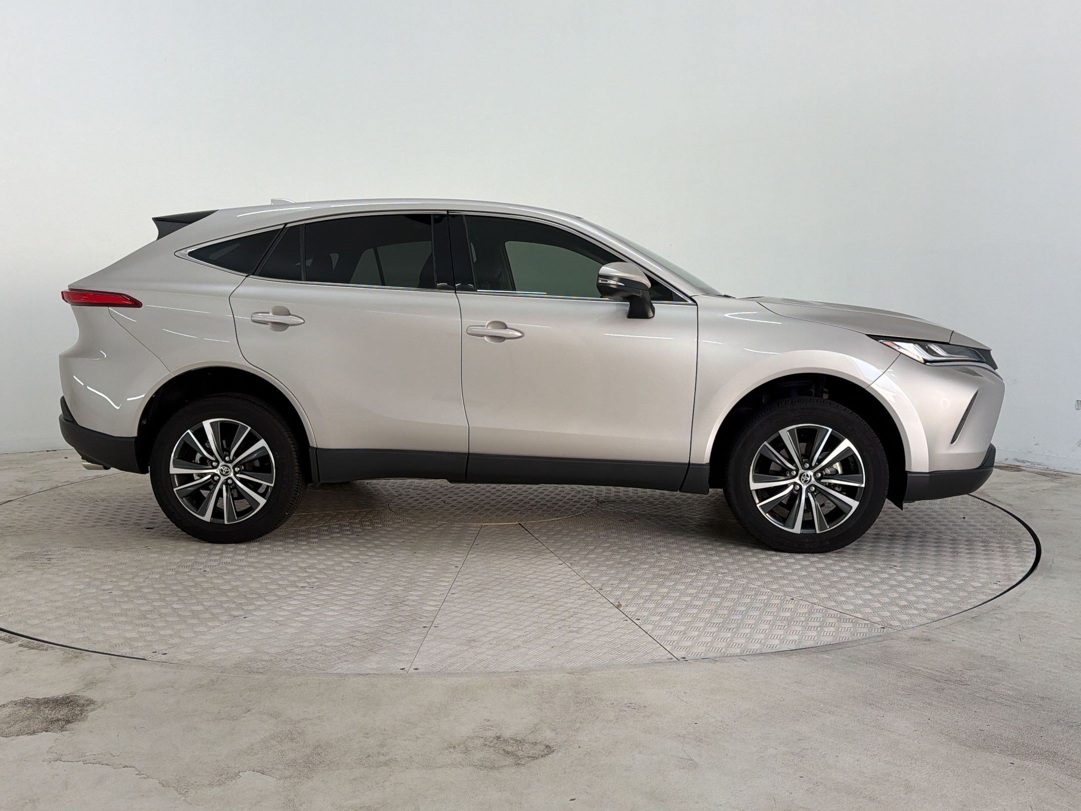 Used 2023 Toyota Venza LE AWD/4WD image 8