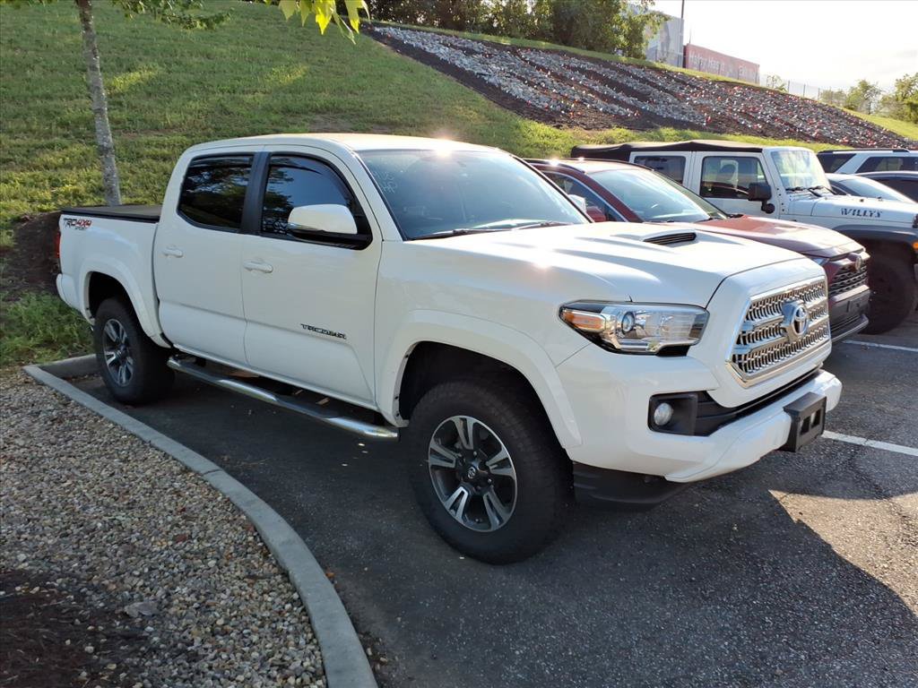 Used 2017 Toyota Tacoma TRD Sport w/ Tow Package (A/T) AWD/4WD image 2