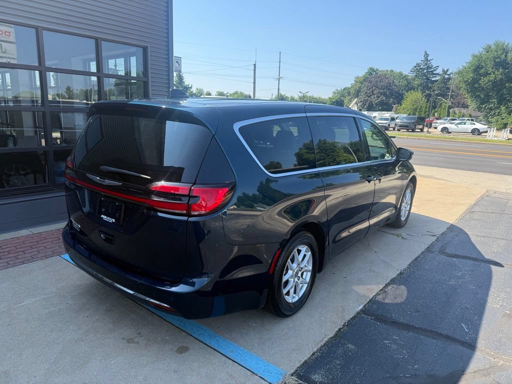 Used 2023 Chrysler Pacifica Touring-L FWD image 5