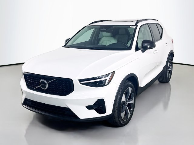 Used 2026 Volvo XC40 B5 Plus AWD/4WD image 4