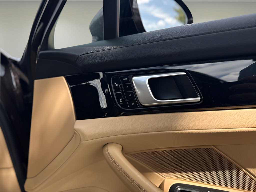 Used 2018 Porsche Panamera RWD image 18