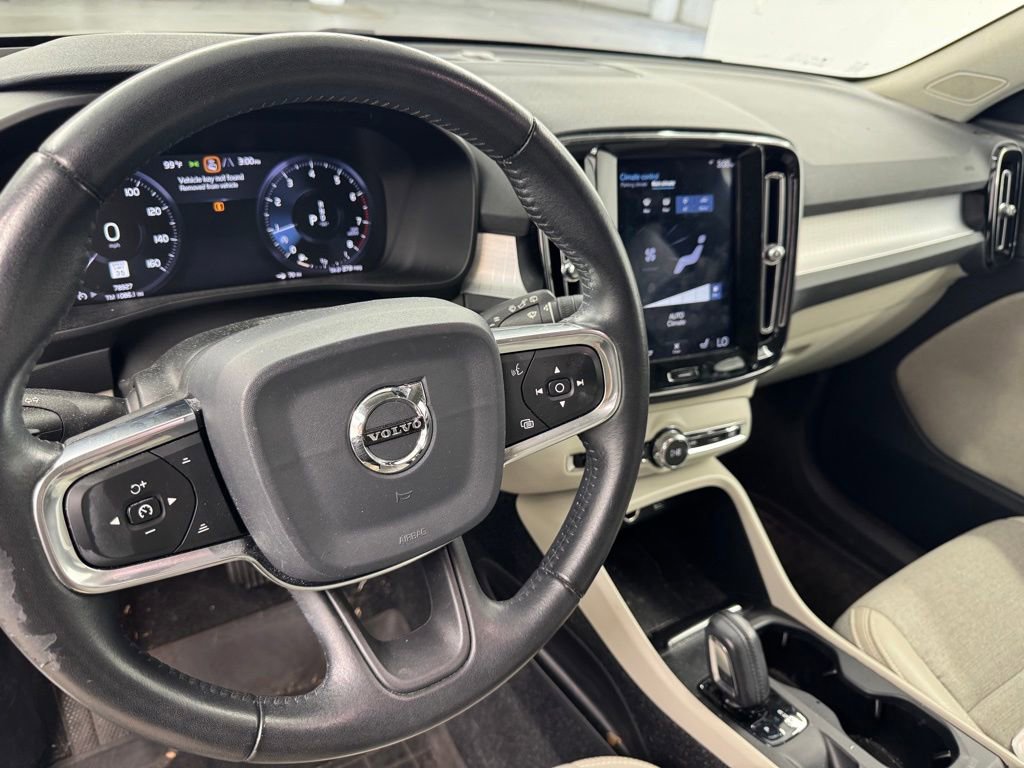 Used 2020 Volvo XC40 T5 Momentum w/ Protection Package Premier AWD/4WD image 9