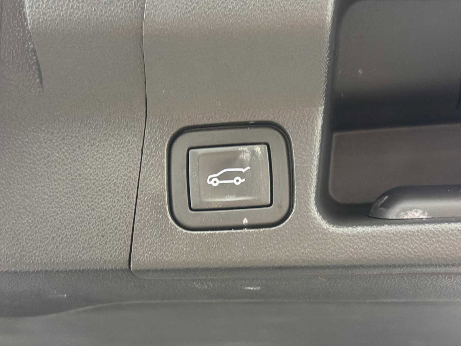 Used 2023 GMC Acadia SLT image 17