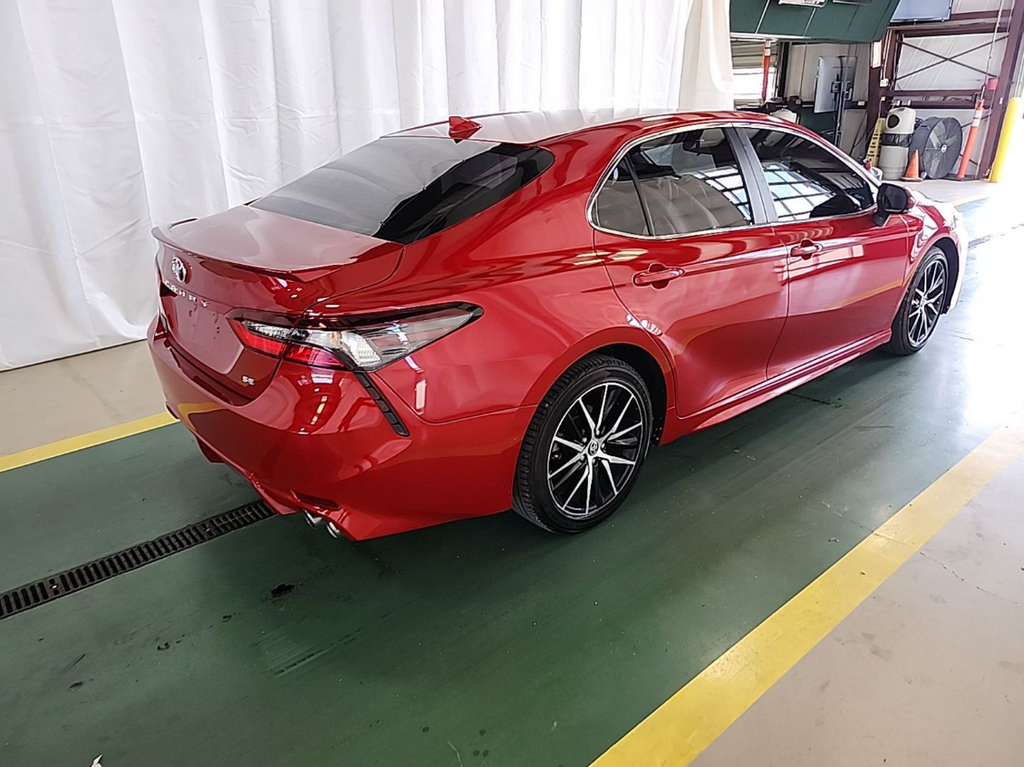 Used 2022 Toyota Camry SE FWD image 4
