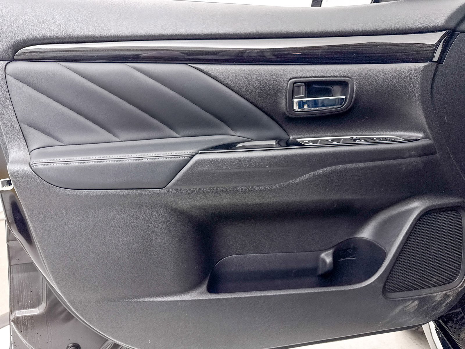 Used 2018 Mitsubishi Outlander SEL image 25