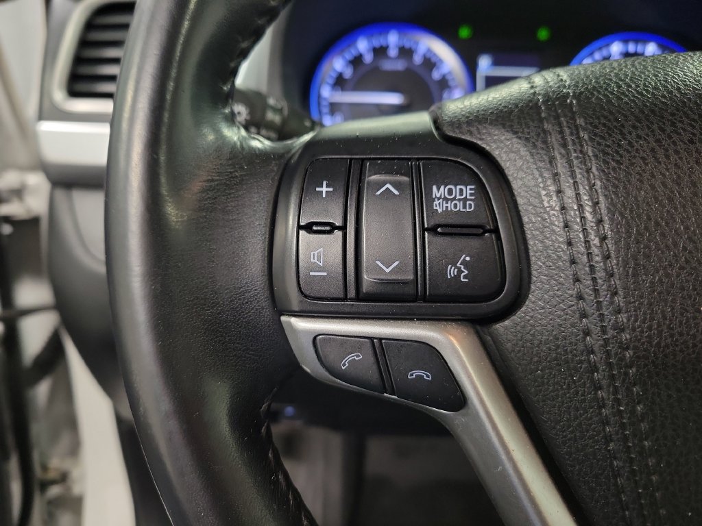 Used 2017 Toyota Highlander XLE AWD/4WD image 24