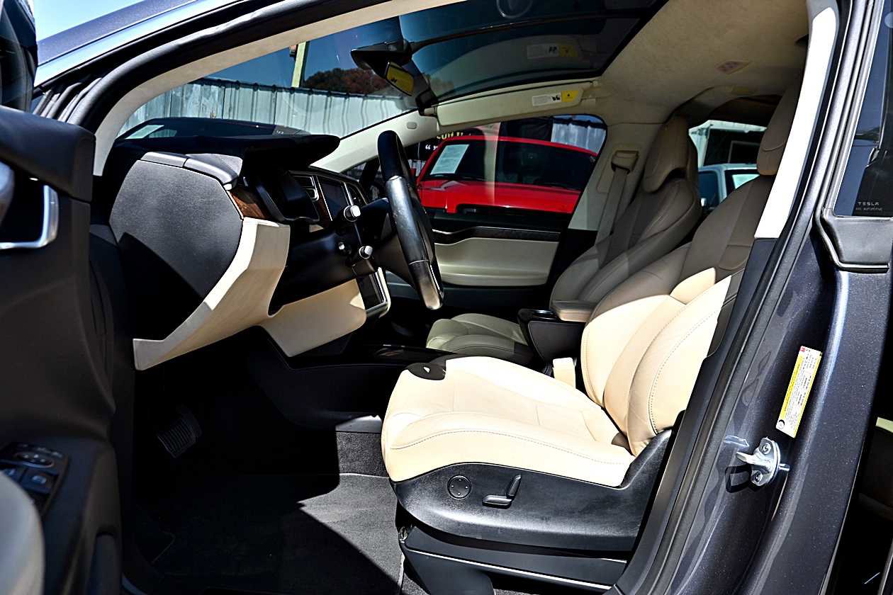 Used 2017 Tesla Model X 75D AWD/4WD image 16