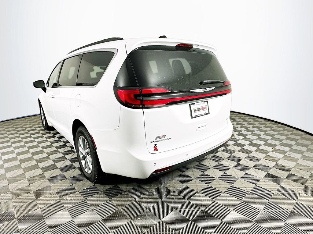 Used 2023 Chrysler Pacifica Touring-L image 7