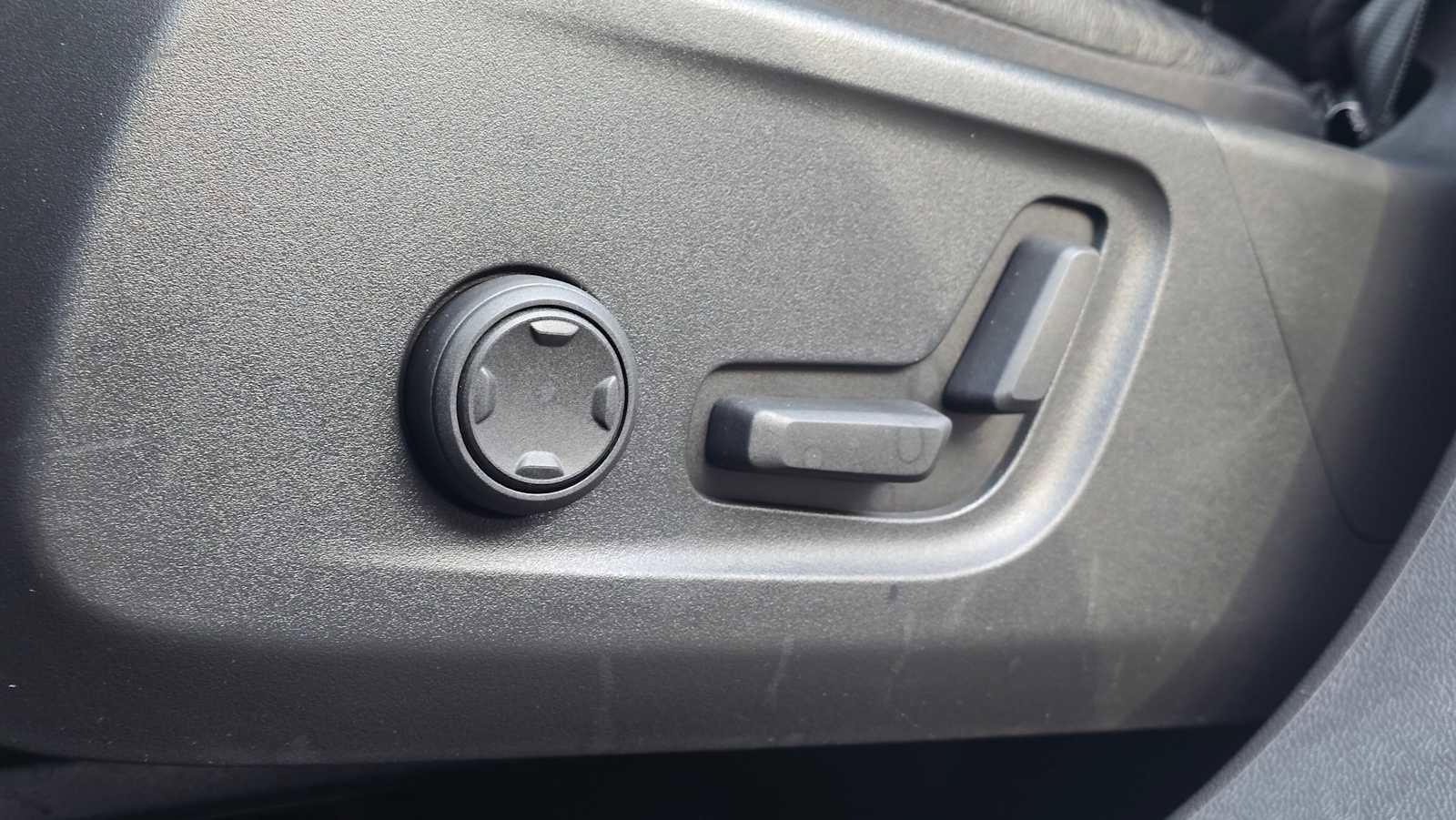 Used 2023 Volvo XC40 B5 Plus w/ Driver Assist Package image 24