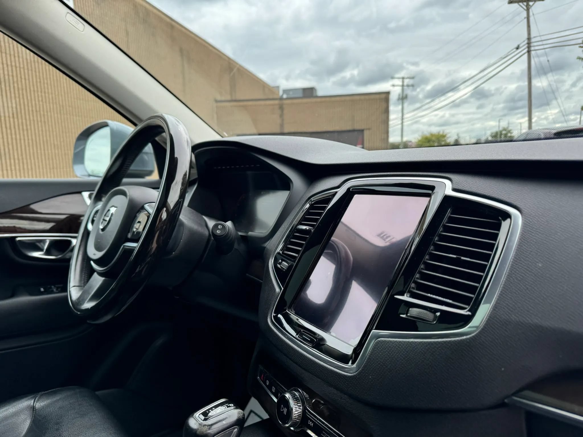 Used 2016 Volvo XC90 T6 Momentum w/ Momentum Plus Package AWD/4WD image 26
