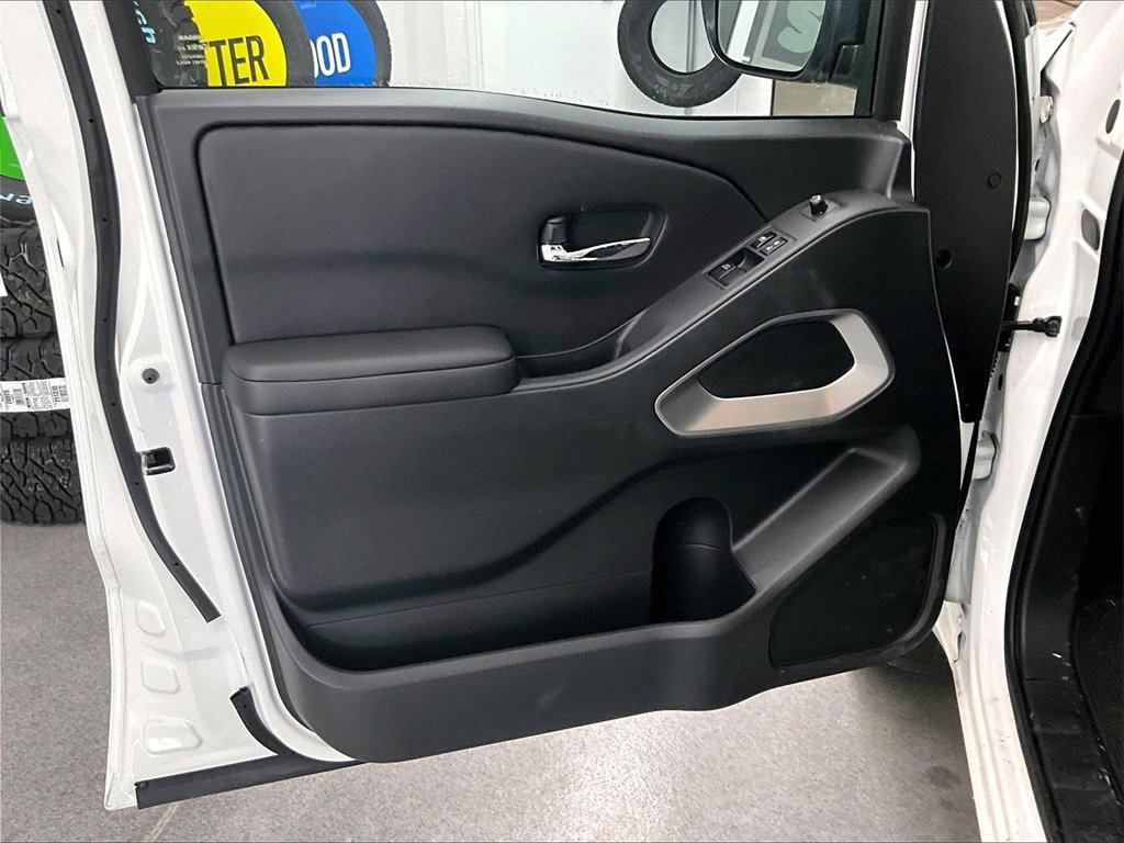 Used 2025 Nissan Frontier SV image 9