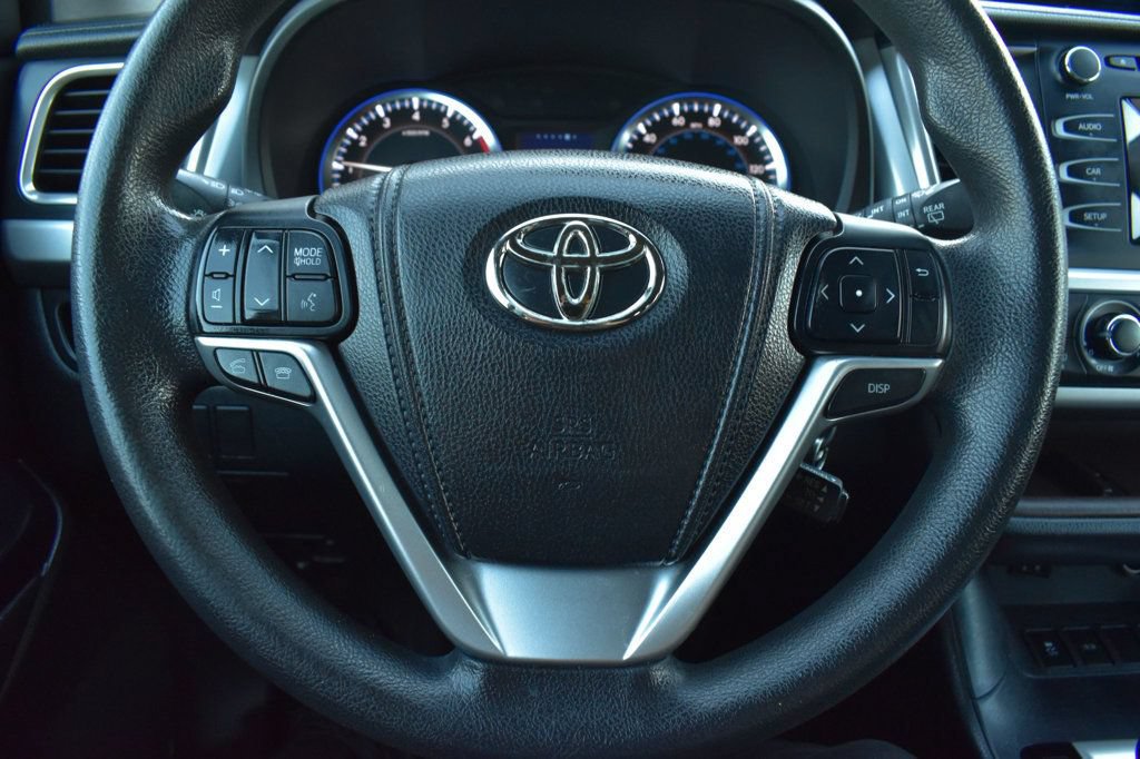 Used 2014 Toyota Highlander LE FWD image 30