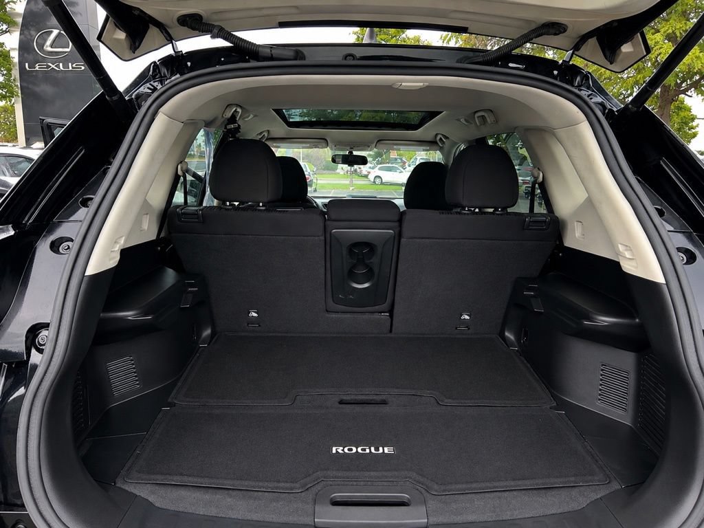 Used 2017 Nissan Rogue SV AWD/4WD image 16