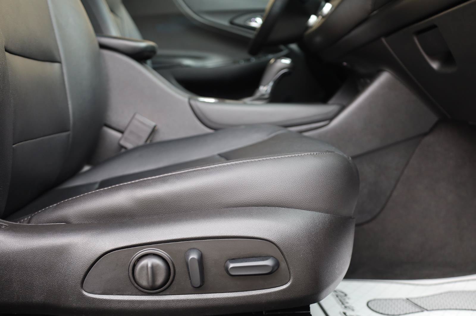 Used 2018 Chevrolet Malibu Hybrid w/ Leather Package FWD image 27