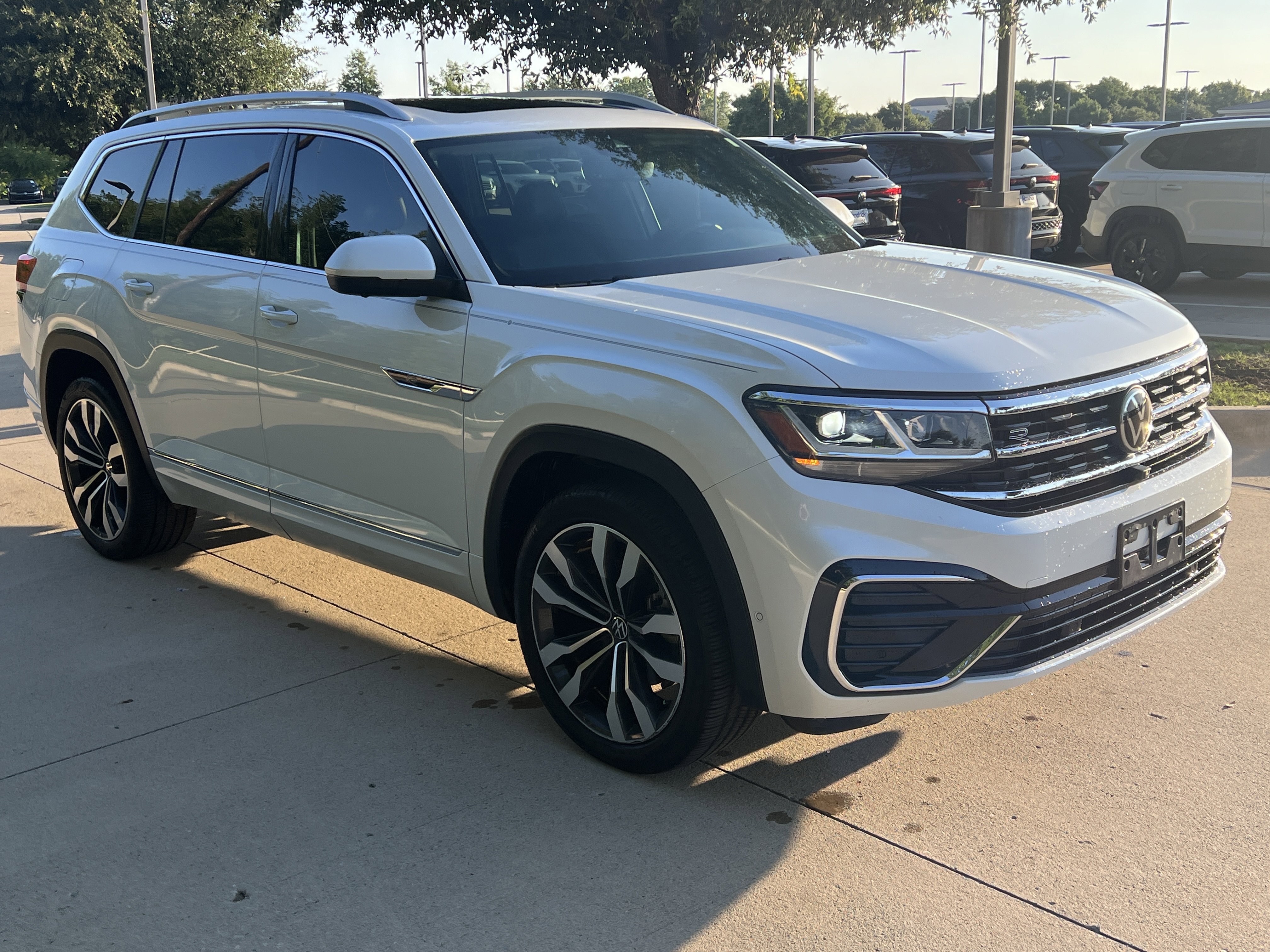 Used 2022 Volkswagen Atlas SEL Premium AWD/4WD image 2