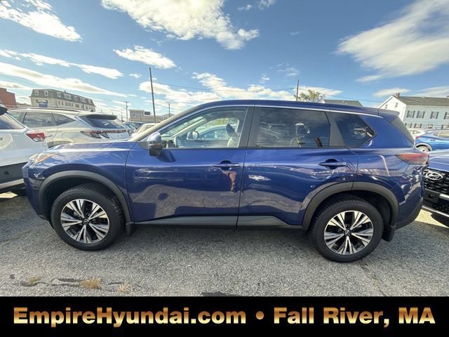 Used 2022 Nissan Rogue SV image 2
