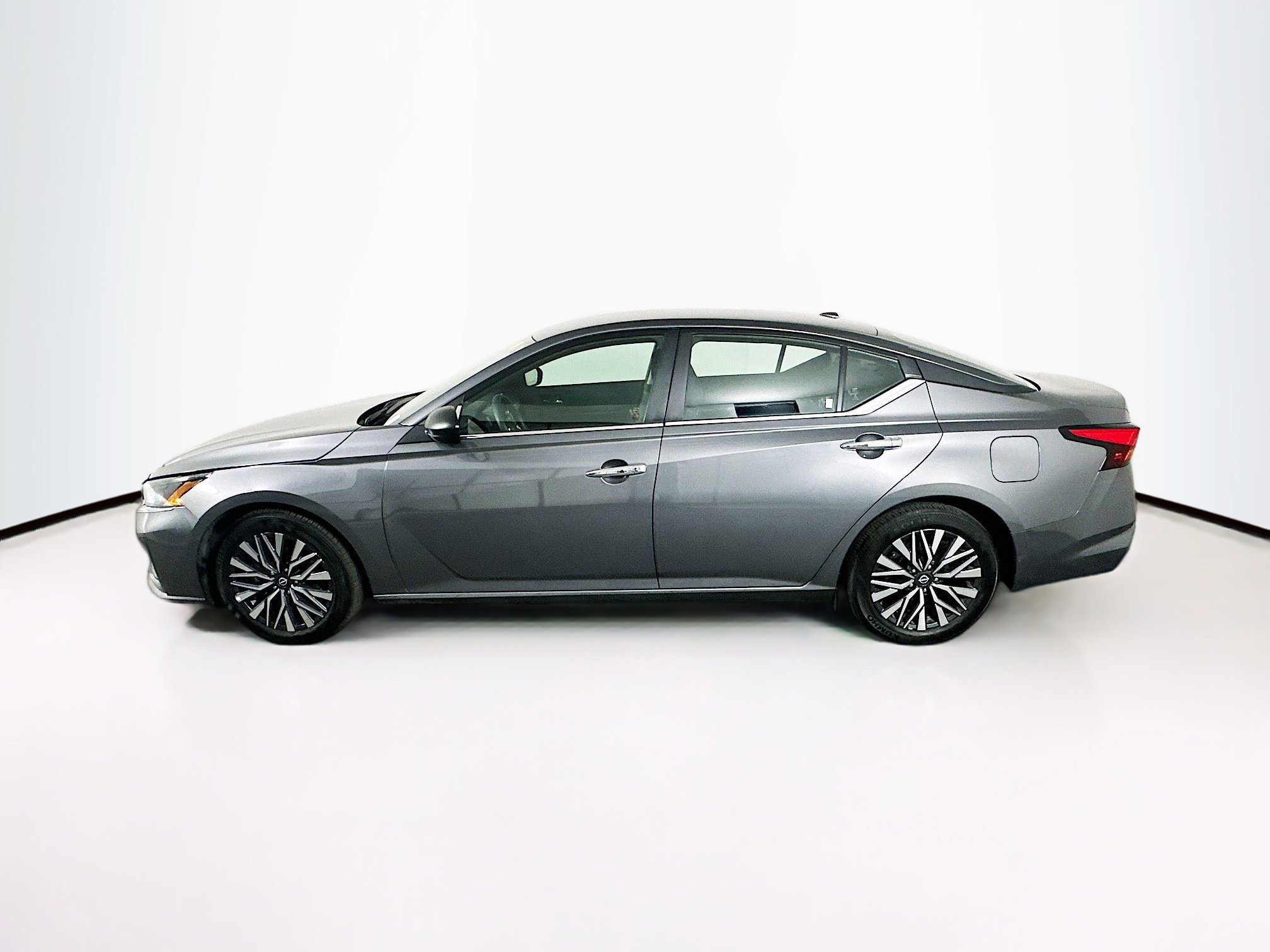 Used 2025 Nissan Altima 2.5 SV image 4