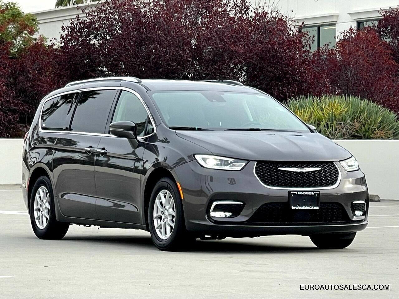 Used 2021 Chrysler Pacifica Touring-L image 7