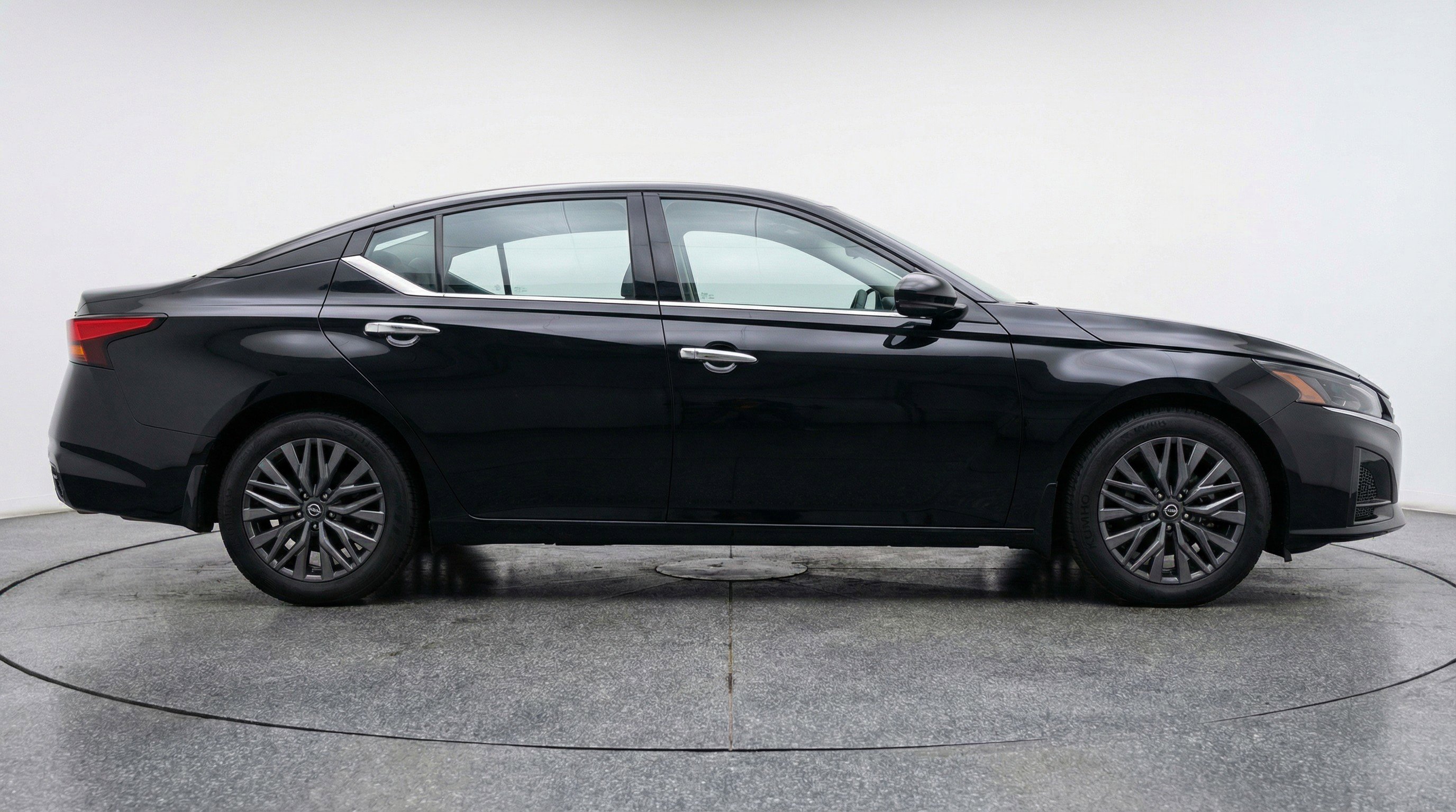 Used 2025 Nissan Altima 2.5 SV FWD image 11